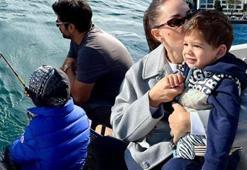 Fahriye Evcen ve Burak Özçivit çocuklarıyla Boğaz keyfinde! Mutlu aile pozu