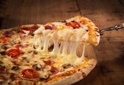 Meğer pizzanın ince ve çıtır olmasının nedeni buymuş! Pizzacı pizzası gibi yapmanın sırrı tek bir adımda gizli! İşte o püf nokta