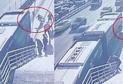 Metrobüs engelliyi ezdi