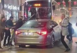 Ters yöne girip dehşet saçtı! Alkollü sürücüyü çevredekiler darbetti