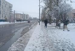 Sivas beyaza büründü! Kent hafta sonuna kartpostallık manzarayla uyandı