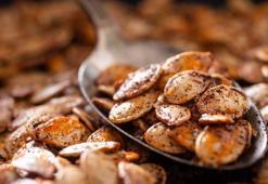 Ne fındık ne ceviz en sağlıklı kuruyemiş meğer oymuş! Avuç avuç yiyince kemikleri beton gibi güçlendirip kolesterolün kökünü kazıyor!