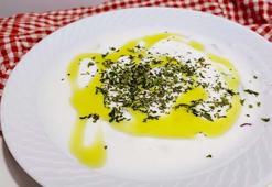 Yoğurdun içine 1 kaşık ekleyince faydası 10 katına çıkıyor! Gaz, şişkinlik ve hazımsızlığın kökünü kazıyıp bağırsakları motor gibi çalıştırıyor!