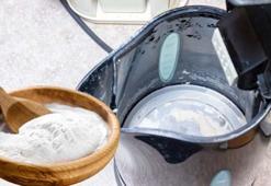 Kettle içindeki kireci söküp atıyor! Yeni gibi yapıyor, sadece 2 malzeme ekleyip kaynatınca aylarca kireçlenmeden kullanılıyor!