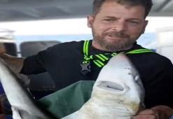 Balıkçı, ağına takılan camgöz köpek balığını yeniden suya bıraktı