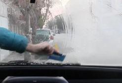 Sıcaklık eksi 5 dereceye kadar düştü! Araçların camları buz tuttu