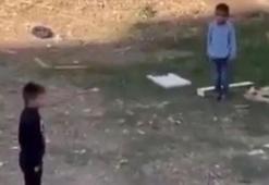 AFAD’ın siren testi sırasında oyun oynayan çocuklar esas duruşa geçti