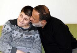 Fedakar baba hayatını engelli oğluna adadı: Okula gitmesini çok isterdim