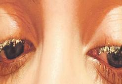 Takma kirpik kör ediyordu!