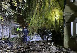 Köprü üstünde çarpışan otomobiller bahçeye uçtu! 1 ölü, 4 yaralı