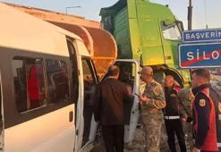 Tankerle öğrenci servisi çarpıştı: 14 yaralı