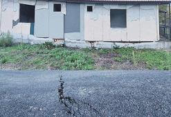 Yollar çöküyor, evler yamuluyor