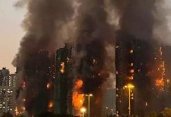 Hong Kong'da yangın faciası: 2 bin daireli site alevlere teslim oldu