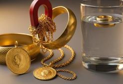 Meğer sahte altını anlamanın iki basit yolu varmış! Uzmanlar evde uygulanabilen bu testlerin milyonları dolandırıcılıktan kurtardığını söylüyor