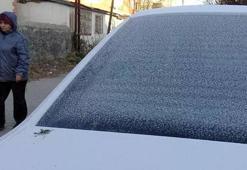 Kent sıfırın altında 5 dereceyi gördü! Araçlarını dondurucu soğuktan battaniye ile korudular