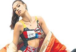 İkimiz de lisenin konuşulan kızlarıydık