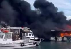 Çeşme'de balıkçı barınağında yangın: 7 tekne yandı