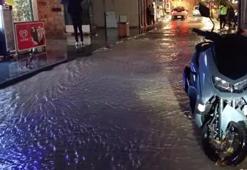Çeşme'yi kuvvetli sağanak vurdu! Cadde ve sokaklar göle döndü