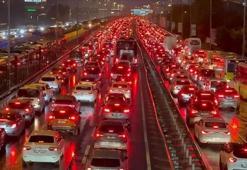 Derbi, yağmur ve iş çıkışı İstanbul trafiğini durdurdu