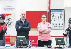Attığını vuruyor madalyaya koşuyor