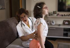 Çocuklukta yaygın olan skolyozun tedavisi mümkün