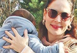 Yıldız Çağrı Atiksoy, kızı Mira Milena ile alışveriş keyfinde