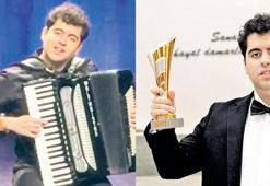 Akordiyon ile hayata kafa tutuyor