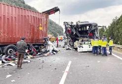 Katliam gibi kaza: 7 ölü 11 yaralı