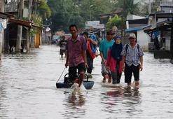Endonezya'da sel ve toprak kaymalarında ölenlerin sayısı 900'ü aştı