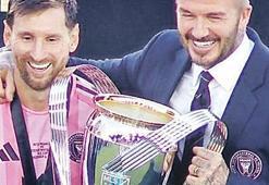 Efsanelerden zafer pozu