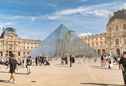 Louvre Müzesi’nde su sızıntısı: Yüzlerce kitap hasar gördü