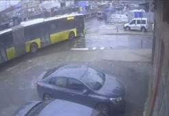 Yola dökülen akaryakıt kazaya yol açtı: İETT otobüsü de direğe çarptı