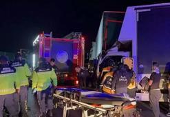 TEM Otoyolu'ndaki sıkışmalı zincirleme kazada 4 kişi yaralandı