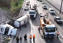 TEM’de korku dolu anlar! Hammadde yüklü tanker su kanalına uçtu, trafik kilitlendi