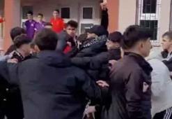 Liseler arası futbol turnuvasında öğrenciler öğretmeni darbetti