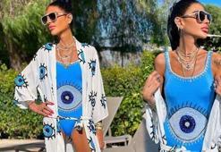 Süreyya Yalçın'ın şemsiyesini koruması taşıdı