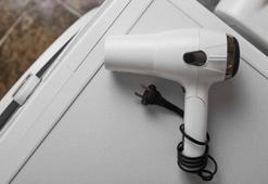 Meğer saç kurutma makinesi yetiyormuş! Mum lekesini çıkarıyor, etiketleri söküyor