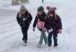 Yoğun kar yağışı etkili oldu: İlçede bir okul tatil edildi!