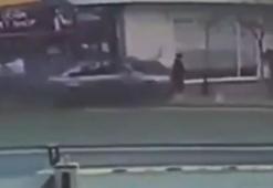 Şişli'de otomobilin yayaların arasına daldığı anlar kamerada