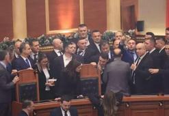 Karar sonrası meclis savaş alanına döndü: Meşale yakıldı, su fırlatıldı!