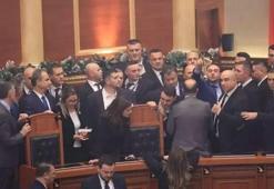 Karar bardağı taşırdı! Meclis’te meşaleli, sulu arbede