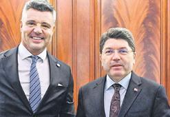 Adalet Bakanı'na Mert Hakan Yandaş imzalı forma