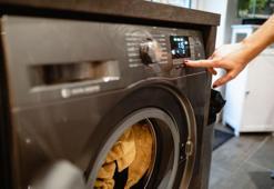 Kıyafetlerin daha çabuk eskimesinin sebebi: Çamaşır makinesindeki bu tuş!