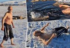 Soğuk hava dinlemedi! Zeki amca eksi 30 derecede kar banyosu yaptı