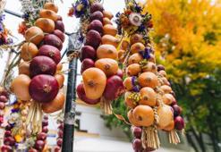 Yunanistan’da herkes bunu yapıyor: Antik çağlardan kalan gelenek yeniden canlandı! Anlamını duyanlar kapılarına soğan asıyor