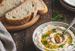 Ekmeğin üzerine sürünce lezzet şölenine dönüyor! 10 dakikada hazırlanıyor, sofranın yıldızı oluyor