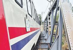 Trenin çarptığı yaşlı adam öldü