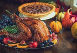 Yılbaşı sofralarının vazgeçilmezi! Ağızda lokum gibi dağılan hindi tarifi: Nar gibi kızarıyor