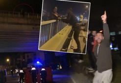 Köprüye çıkan kadını polis kurtardı, izleyenler isyan etti! 'Bu kadar adam boşa bekledi, ben olsam atlamıştım'