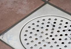 Banyo giderindeki kötü kokulara kesin çözüm: Sadece bir avuç dökün, etkiyi izleyin!